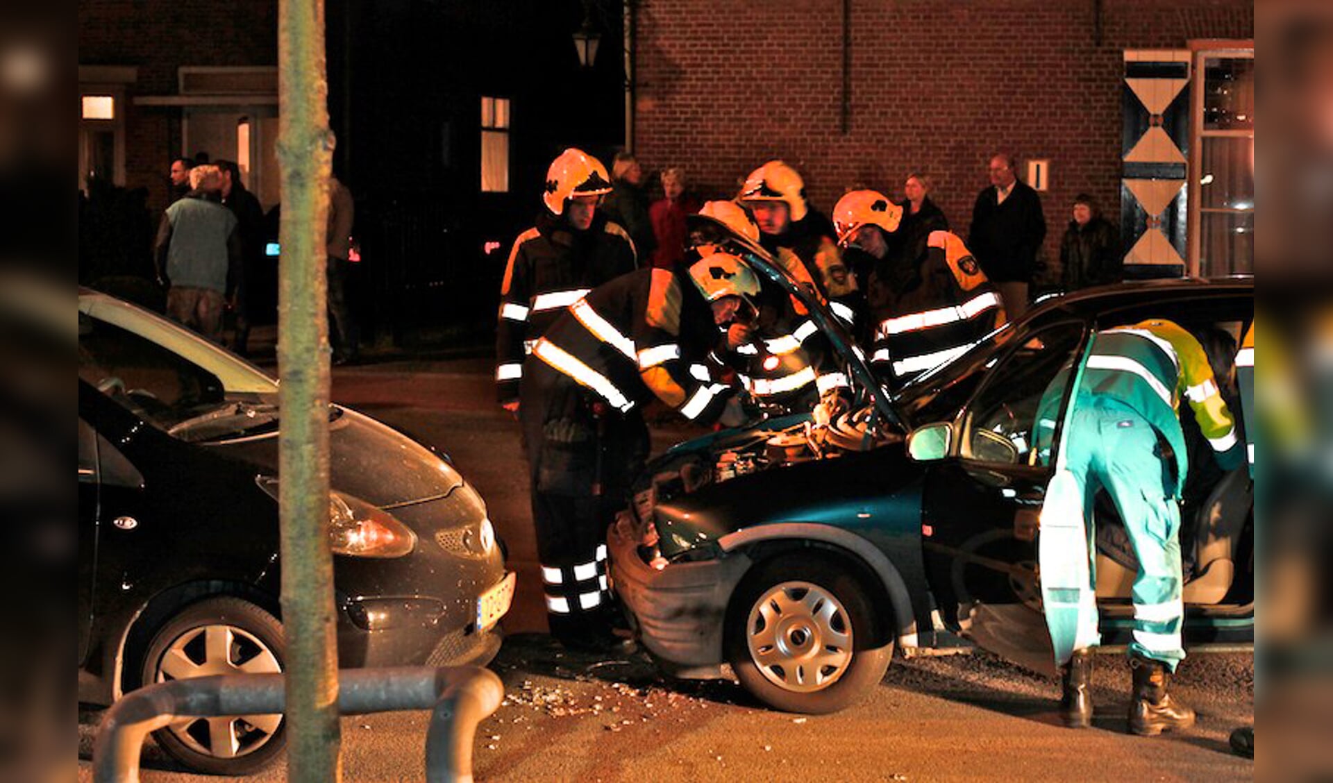 Bij een verkeersongeval waren dinsdagavond drie auto's betrokken. foto Peter Visser